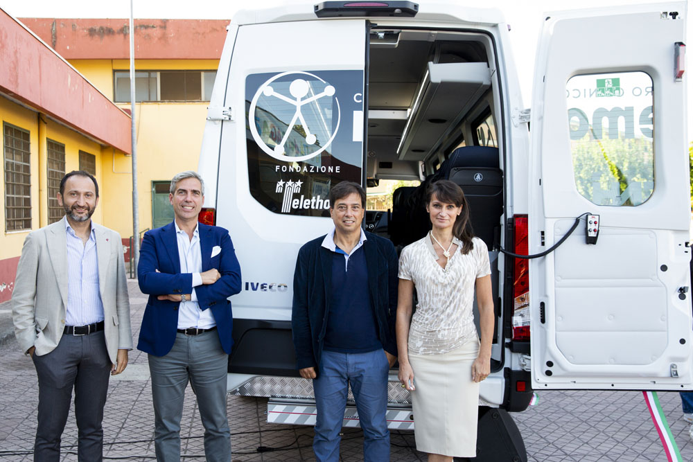 Mezzo IVECO donato da CNH Industrial e IVECO a FONDAZIONE TELETHON, messo a disposizione dei volontari dell’associazione Uildm Arzano Giovanni Nigro OdV per trasportare i pazienti del Centro NEMO Napoli alle visite