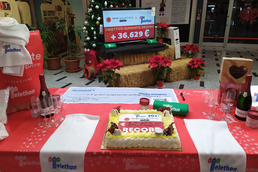 La festa di fine raccolta fondi dei Mercato La Prima a Natale 2021 con consegna dell'assegnone