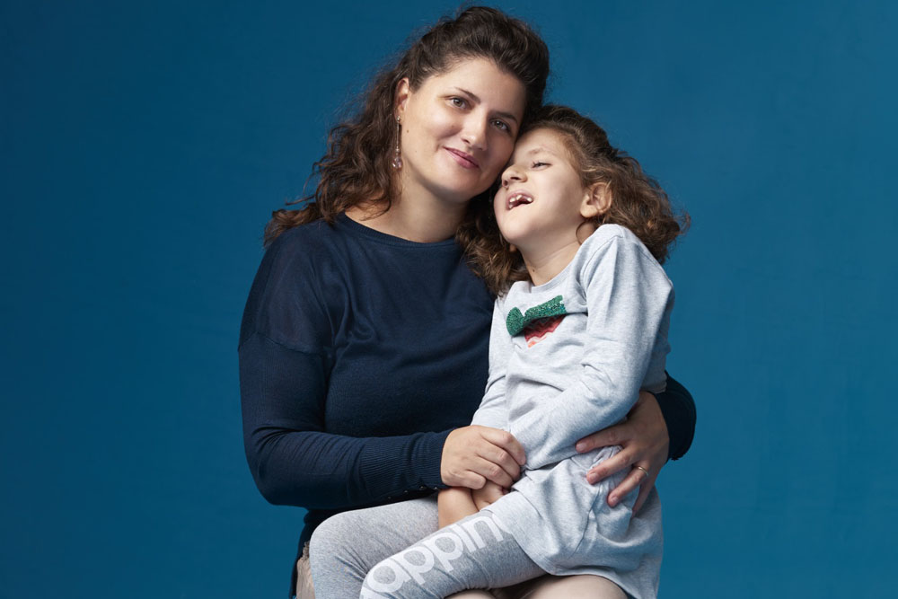 Mamma Ornela e Angelica, bambina affetta da sindrome di Phelan Mc-Dermid