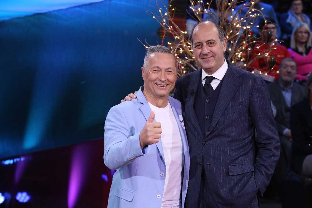 Paolo Belli insieme a Marco Tarantola (AD e DG di Findomestic Banca) durante la maratona TV sulle reti RAI a dicembre  2024