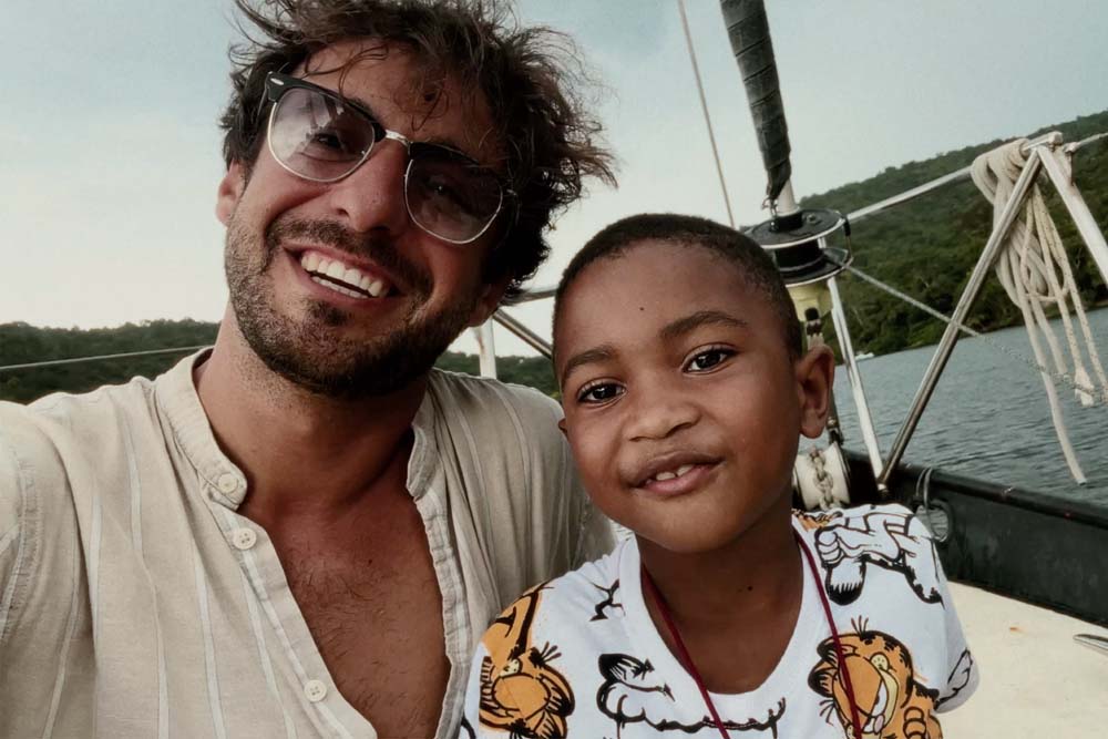 Il creator e youtuber Emalloru insieme ad Amari, bambino con la sindrome di Wiskott-Aldrich trattato con la terapia genica di Fondazione Telethon