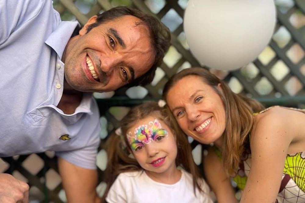 Nina insieme a papà Lande e mamma Marta