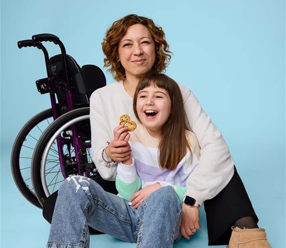 Sabrina, volontaria di Fondazione Telethon, e mamma di Aurora con atassia telangectasia, con i Cuori di biscotto di Fondazione Telethon 2026