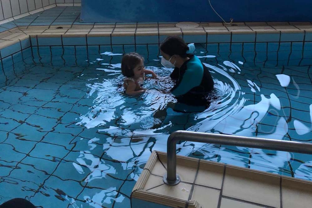 Eleonora, una bambina con osteogenesi imperfetta, mentre fa nuoto per rafforzare la muscolatura