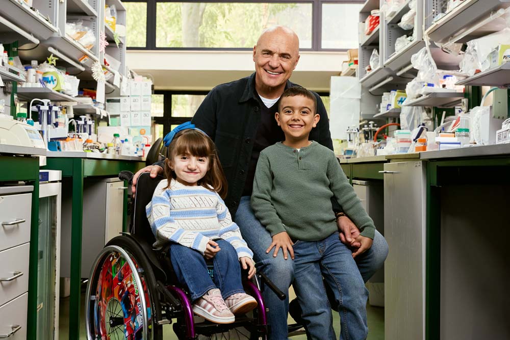 Luca Zingaretti, ambasciatore di Fondazione Telethon, insieme ai due bimbi protagonista della campagna 5x1000: Eleonora e Mattia