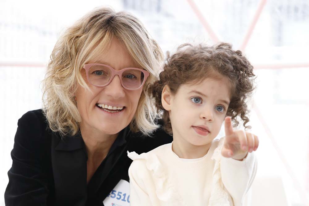 Ilaria Villa, direttrice generale Fondazione Telethon, insieme ad Aurora con la sindrome di Dravet