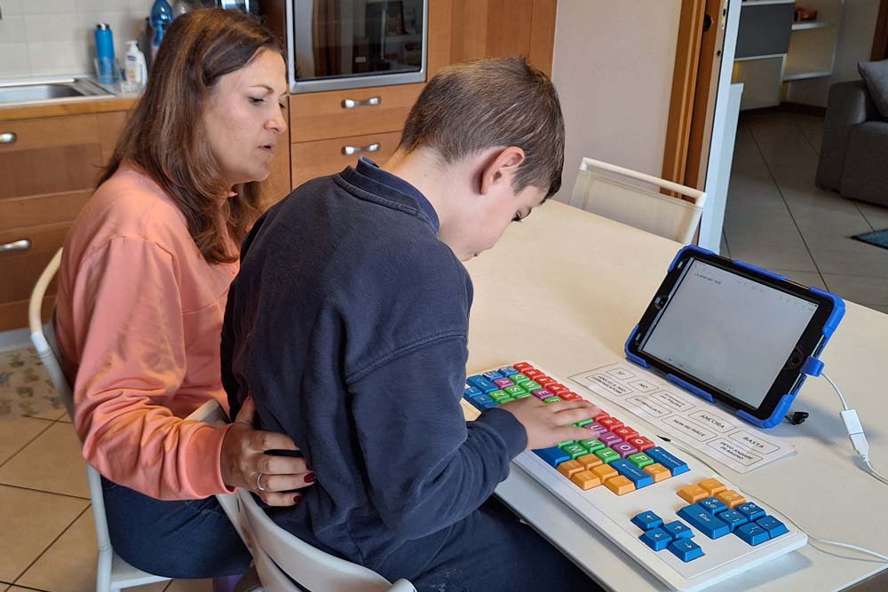 Laura insieme a suo figlio Riccardo con la sindrome di Phelan Mc Dermid